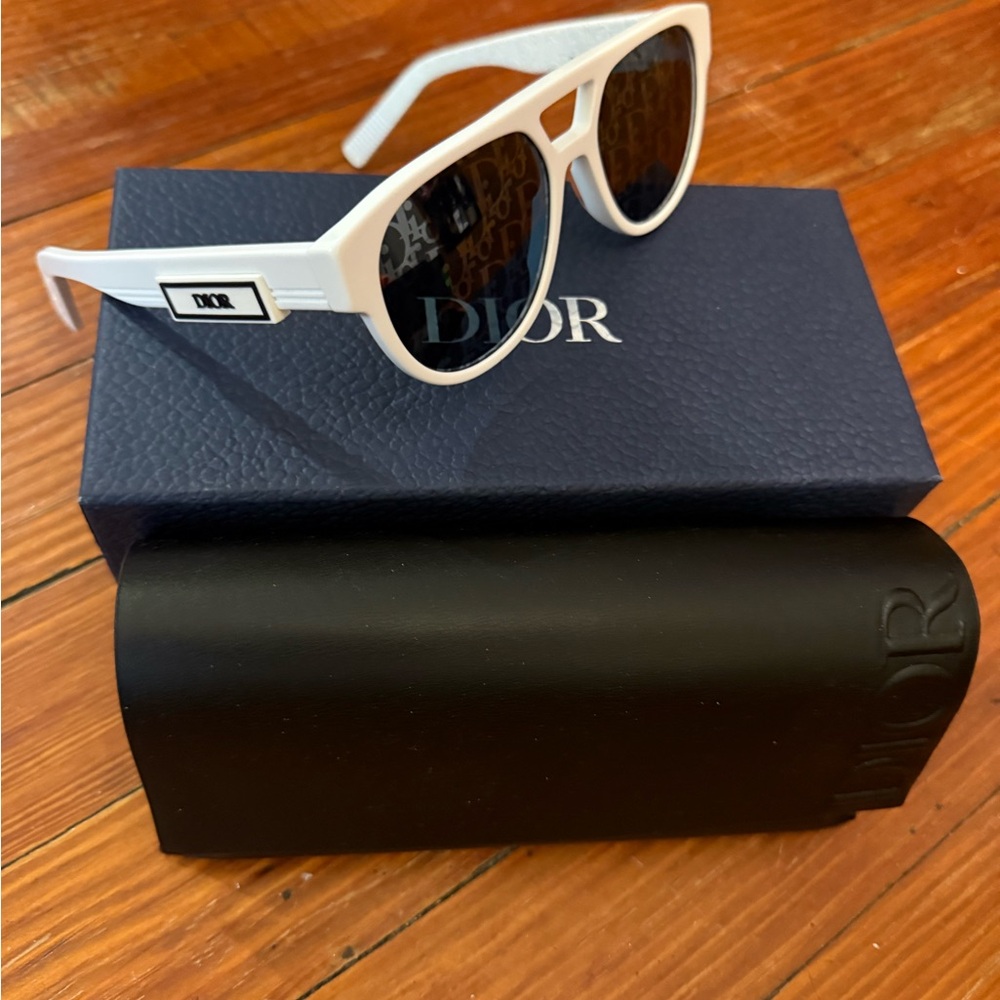 Authentic New in Box Dior White and Black Sunglasses Logo Lens - Picture 3 of 4